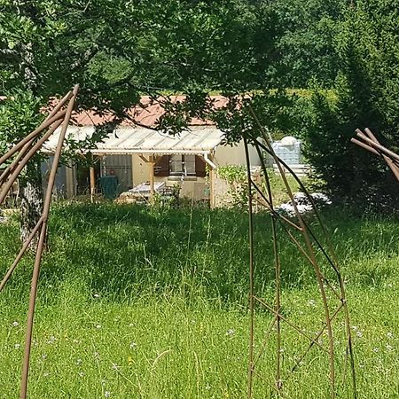Sougeres-en-Puisaye Lovely 2-Bed Shepherds Hut In A Forest מראה חיצוני תמונה