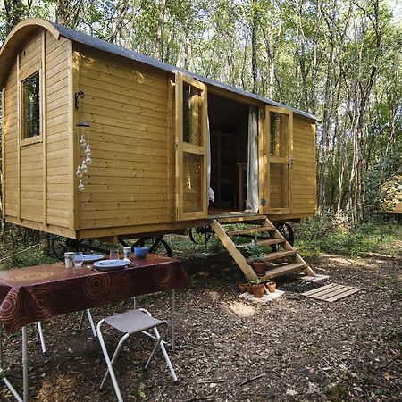 Sougeres-en-Puisaye Lovely 2-Bed Shepherds Hut In A Forest מראה חיצוני תמונה