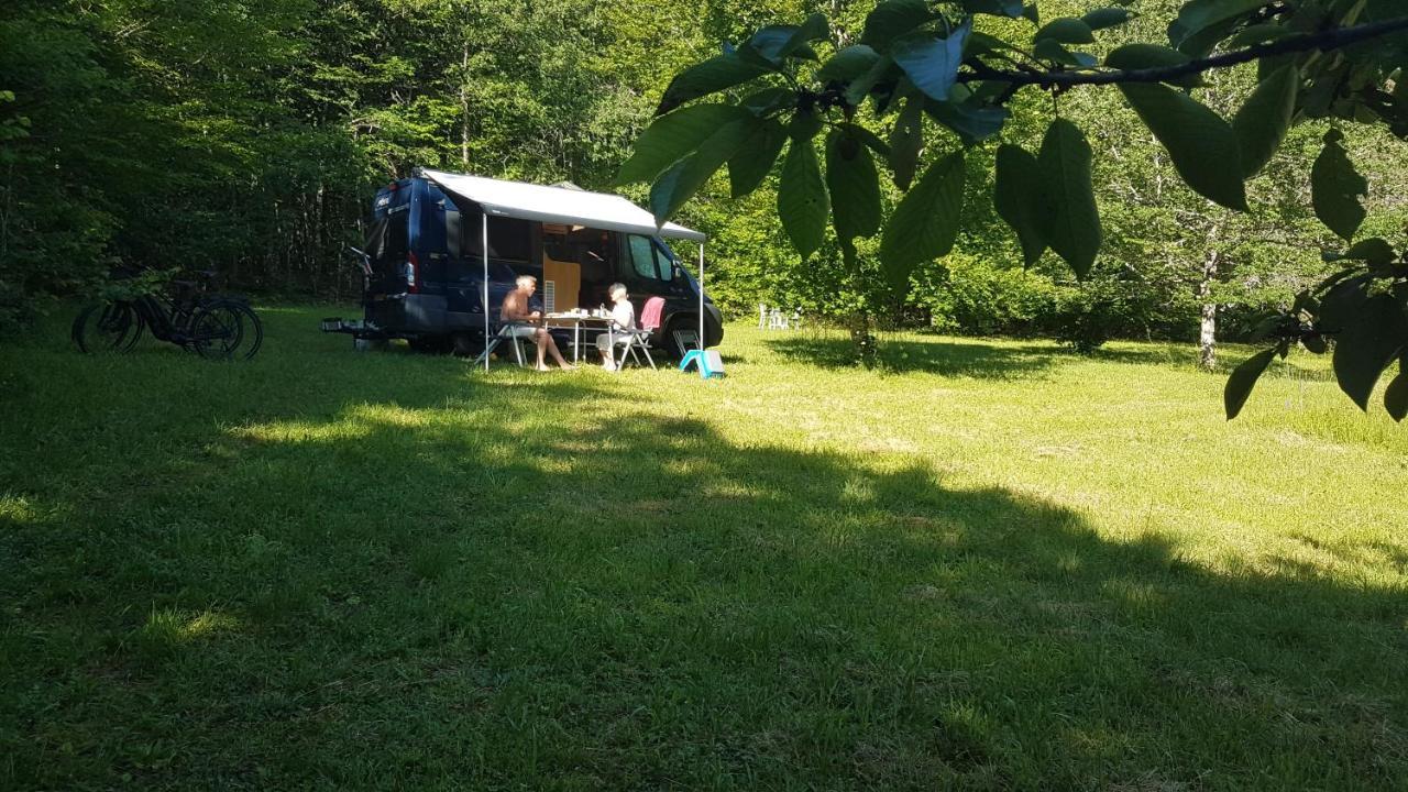 Sougeres-en-Puisaye Lovely 2-Bed Shepherds Hut In A Forest מראה חיצוני תמונה