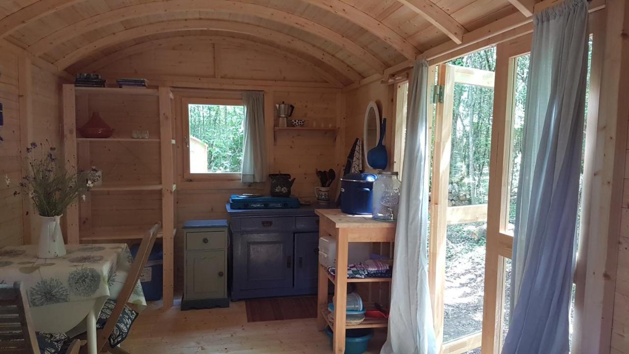 Sougeres-en-Puisaye Lovely 2-Bed Shepherds Hut In A Forest מראה חיצוני תמונה