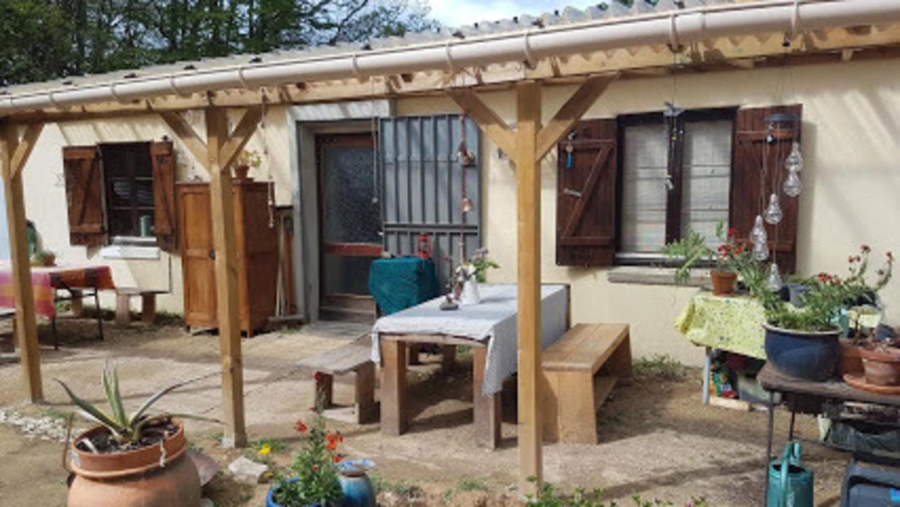 Sougeres-en-Puisaye Lovely 2-Bed Shepherds Hut In A Forest מראה חיצוני תמונה