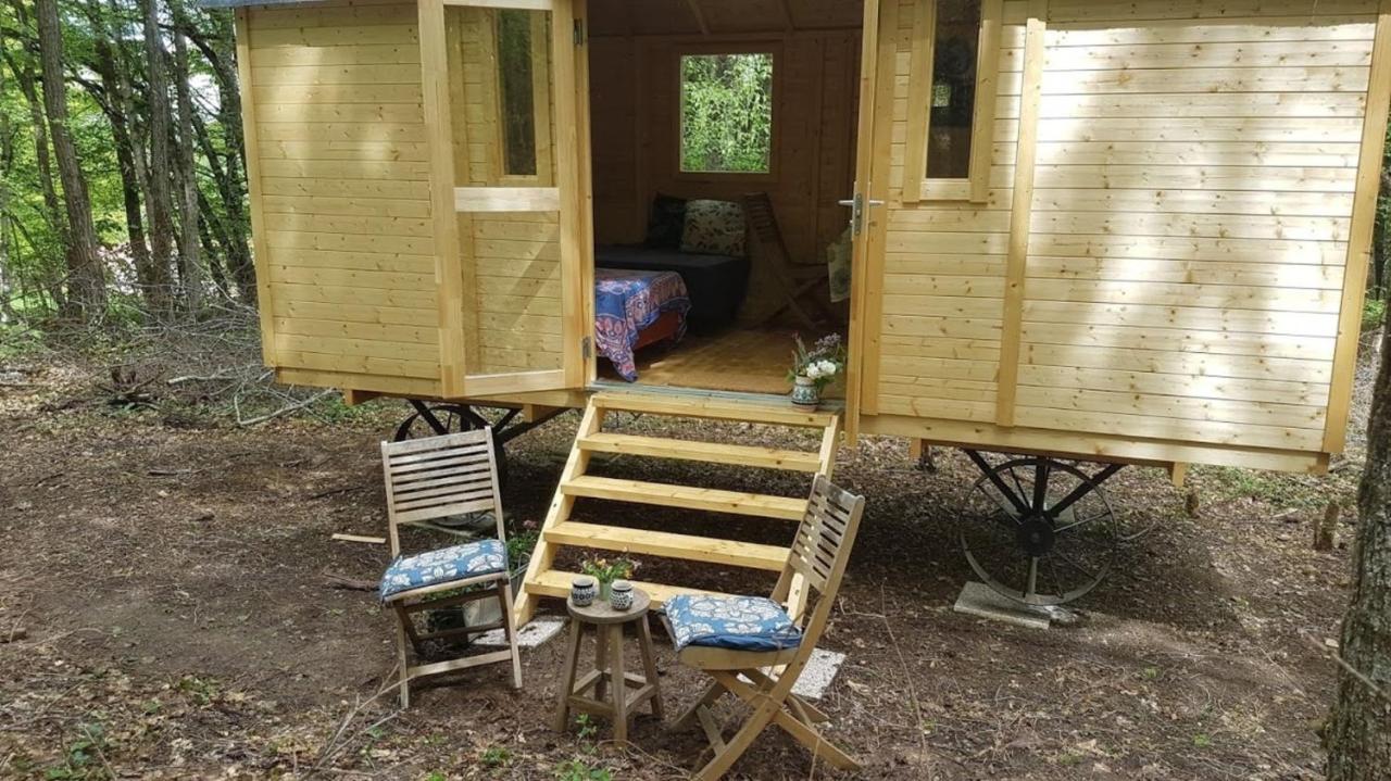 Sougeres-en-Puisaye Lovely 2-Bed Shepherds Hut In A Forest מראה חיצוני תמונה