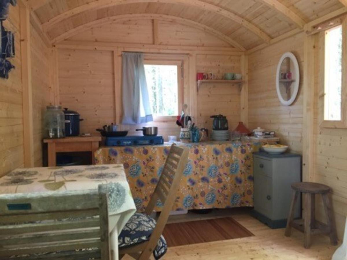 Sougeres-en-Puisaye Lovely 2-Bed Shepherds Hut In A Forest מראה חיצוני תמונה