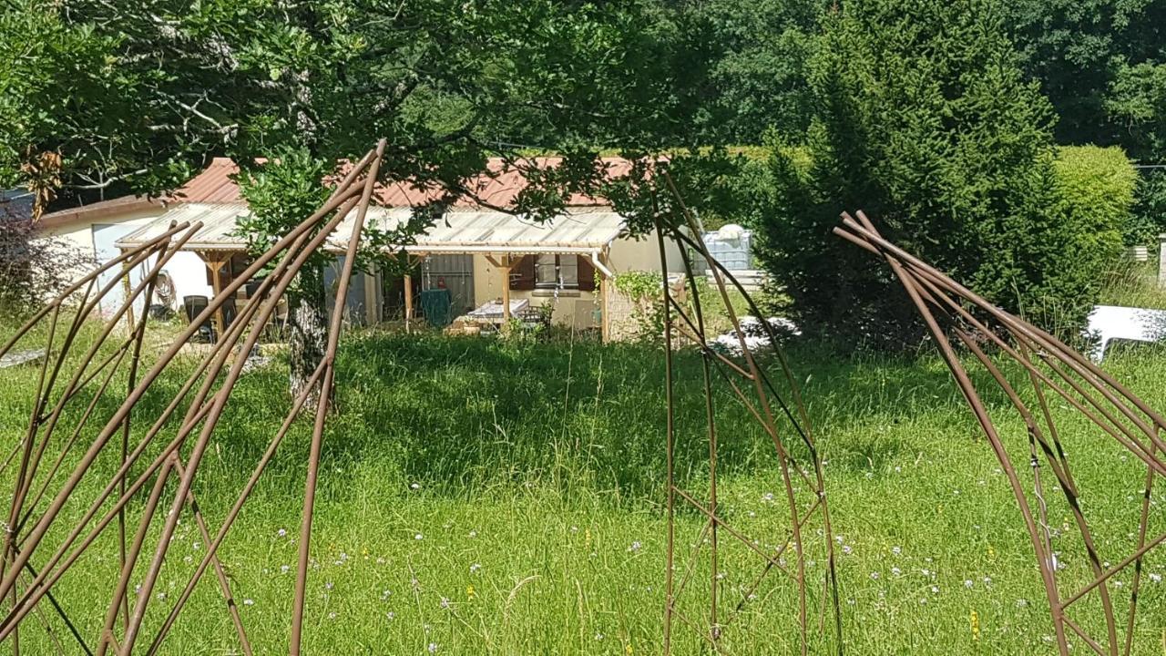 Sougeres-en-Puisaye Lovely 2-Bed Shepherds Hut In A Forest מראה חיצוני תמונה