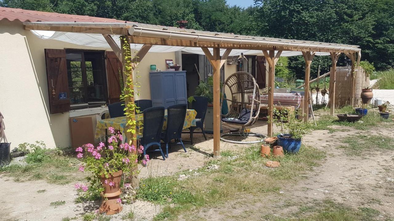 Sougeres-en-Puisaye Lovely 2-Bed Shepherds Hut In A Forest מראה חיצוני תמונה