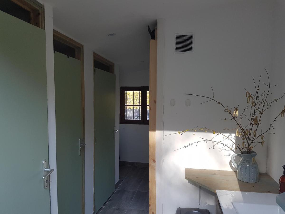 Sougeres-en-Puisaye Lovely 2-Bed Shepherds Hut In A Forest מראה חיצוני תמונה