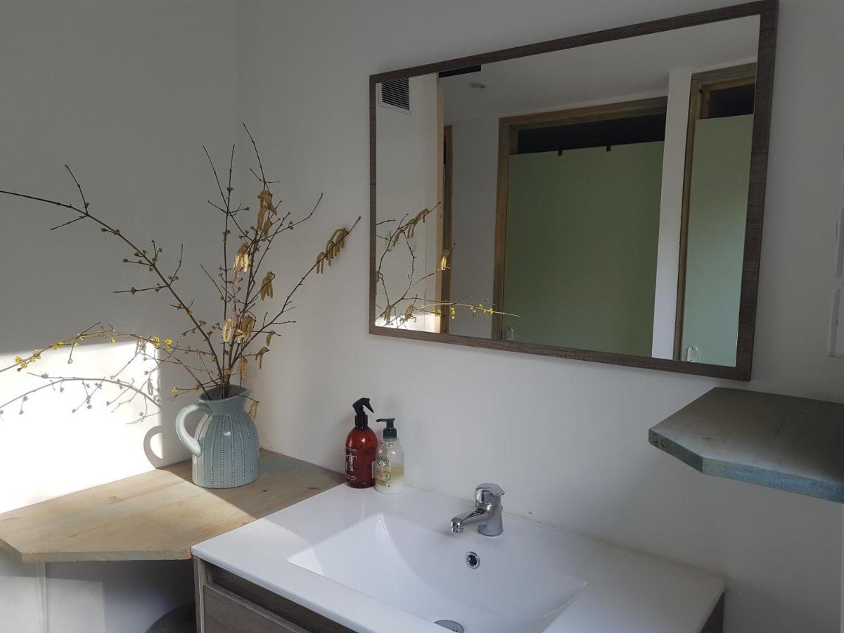 Sougeres-en-Puisaye Lovely 2-Bed Shepherds Hut In A Forest מראה חיצוני תמונה